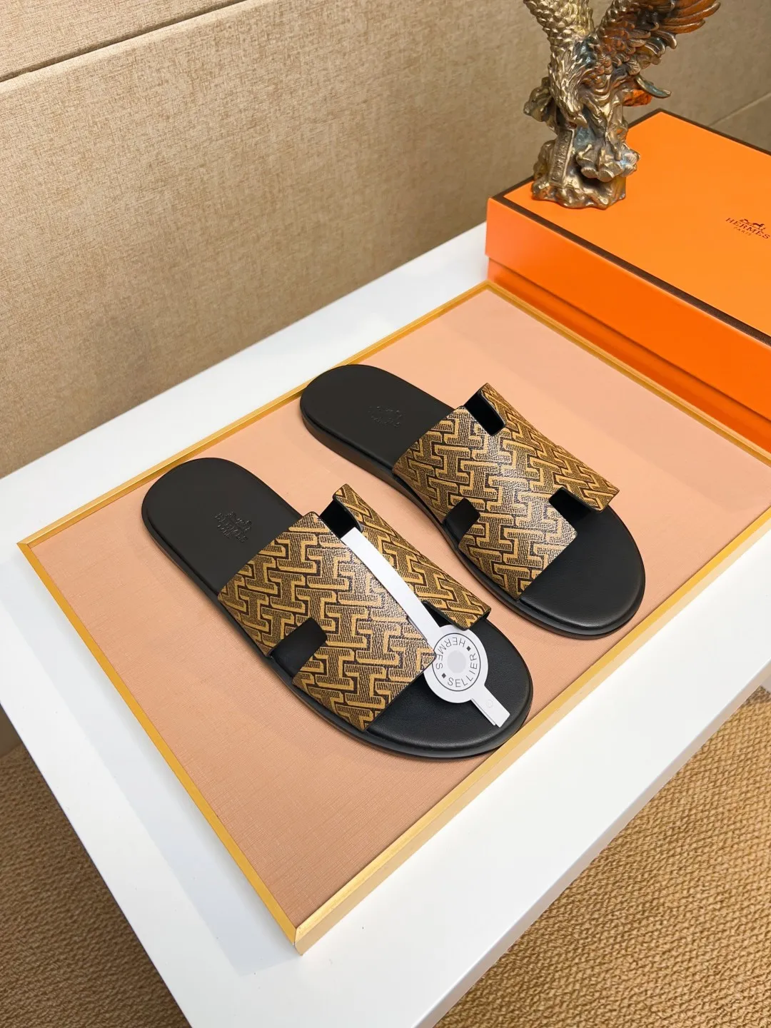 Men's clothing and shoes 💰280 💅💅💅 new arrival. Hermes Hermes official website latest counter synchronized new oran color leather H slippers, the original Paris version flew back to the original model and opened the mold to make it perfectly🍌The highest quality Sincerity, you can enter and leave the counter at will [Deyi] The upper is made of original customized  colored palm prints, crocodile print, ostrich print, colored cow leather, colored cow suede, 🤔 horse hair, 🥳 colored diamonds, 🥰 3D printing, and other genuine leather slippers, imported cow pattern foot pad lining, Italian  latest original genuine leather combination outsole Code number: 38-48 (customized at 46.47.48) Can be made into picture combination sole with genuine leather pattern and ordinary molded outsole